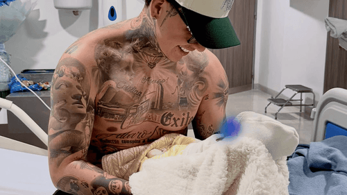 Blessd, cantante urbano, y su bebé Caleb