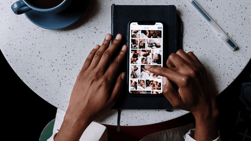 Persona revisa su Instagram