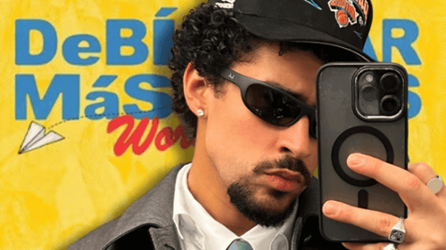 Atrás: póster para Madrid del Debí tirar más fotos tour. Adelante: Bad Bunny tomándose una selfie.