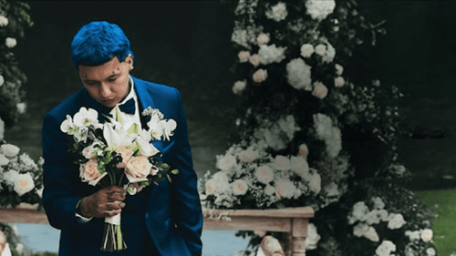 Blessd en su video 'Amistá', vestido de novio
