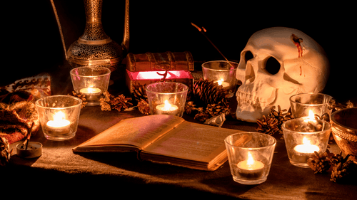 Escritorio con parafernalia de brujería