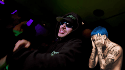 Izquierda: Feid en su nuevo video. Derecha: Blessd