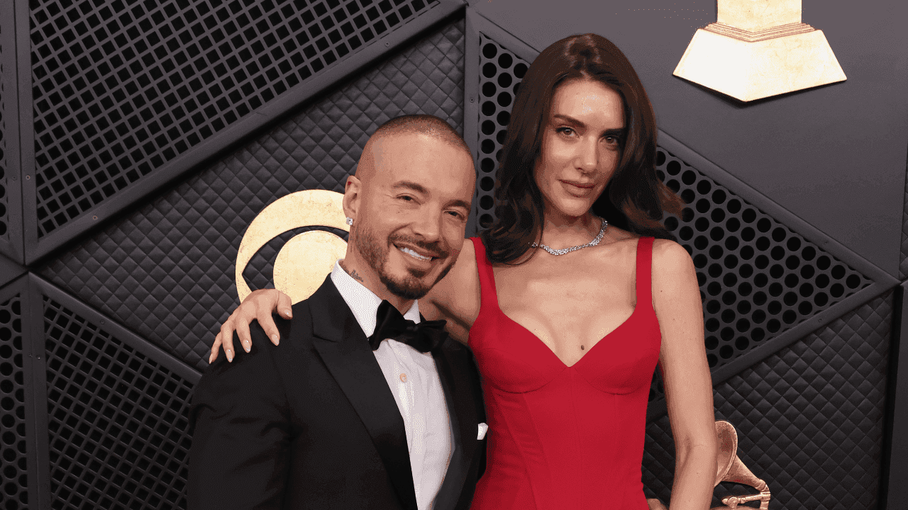 "Parezco Pikachu, pequeñito y amarillo", bromeó J Balvin tras la viralización de memes que comparaban su altura con la de su esposa. -Créditos Getty Images