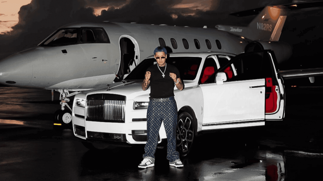 Blessd, cantante urbano, y su nuevo avión