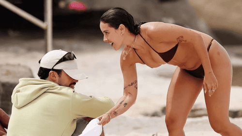 Bad Bunny y Gabriela Berlingeri durante su reciente estancia en Sídney, Australia, donde fueron captados compartiendo en la playa. Créditos: ecuadorhoy1/Instagram