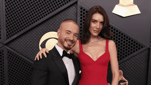 "Parezco Pikachu, pequeñito y amarillo", bromeó J Balvin tras la viralización de memes que comparaban su altura con la de su esposa. -Créditos Getty Images