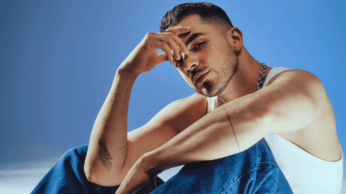 En medio de su participación en La casa de los famosos Colombia 2026, Juan Palau presenta "Bombonera", reafirmando su vigencia en la escena musical mientras domina la conversación mediática. - Créditos prensa