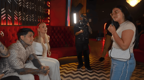 Participante del casting interactúa con el jurado del reality "La mujer de tus sueños"