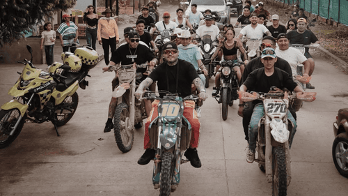 Farruko pasea en moto por el municipio de Orocué