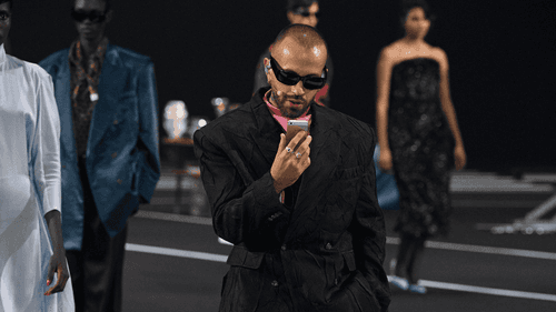 Feid durante desfile en el Paris Fashion Week