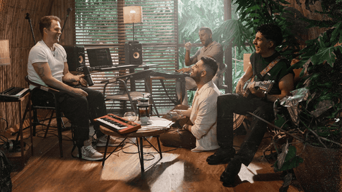 Alkilados y Sebastián Yepes en el video de la nueva versión de "Indeleble"