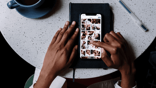 Persona revisa su Instagram