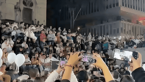 Multitud en la Plaza de Bolívar de Manizales