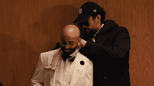 Bad Bunny le regala lujosa cadena a Arcángel