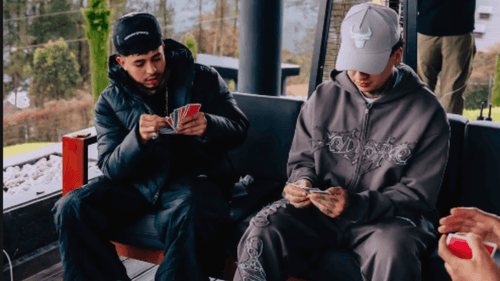 Westcol y Blessd jugando cartas