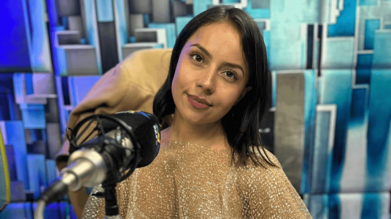 Aída Cortés, cantante y exmodelo webcam