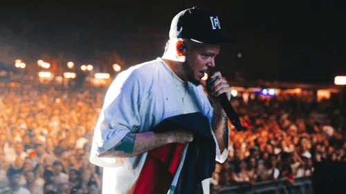 Residente, cantante puertorriqueño, con la bandera palestina