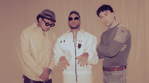 De izquierda a derecha: Beéle, Ovy on the Drums, Quevedo