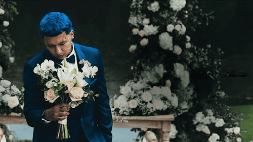 Blessd en su video 'Amistá', vestido de novio