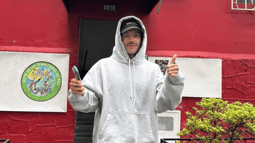 Feid frente al hogar infantil que lo acogió de pequeño