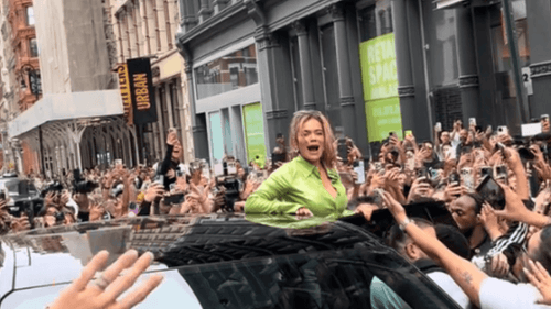 Karol G rodeada de sus fans en Nueva York.