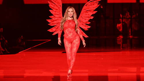 Karol G, cantante colombiana, en el desfile de Victoria's Secret