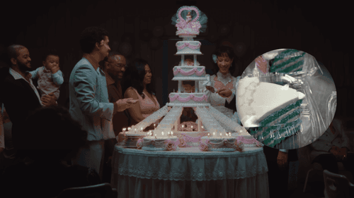 Escena de NUEVAYoL en la que parten la torta de quince años.