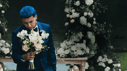 Blessd en su video 'Amistá', vestido de novio