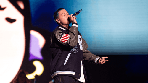 En un guiño a la cotidianidad de Medellín, el artista paisa sorprendió a los asistentes con una entrada triunfal que simulaba su llegada en el metro, símbolo del orgullo local que define su carrera. Crédito: Getty Images