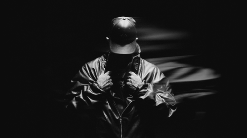 Eladio Carrión posa con el galardón del Latin Grammy obtenido por “Coco Chanel”, uno de los 18 éxitos que componen el álbum 3MEN2 KBRN. Créditos: Prensa