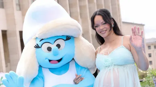 El elegante homenaje de Rihanna a los Pitufos en la alfombra azul de su nueva película